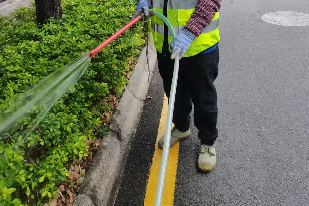 春季園林綠化養護澆水