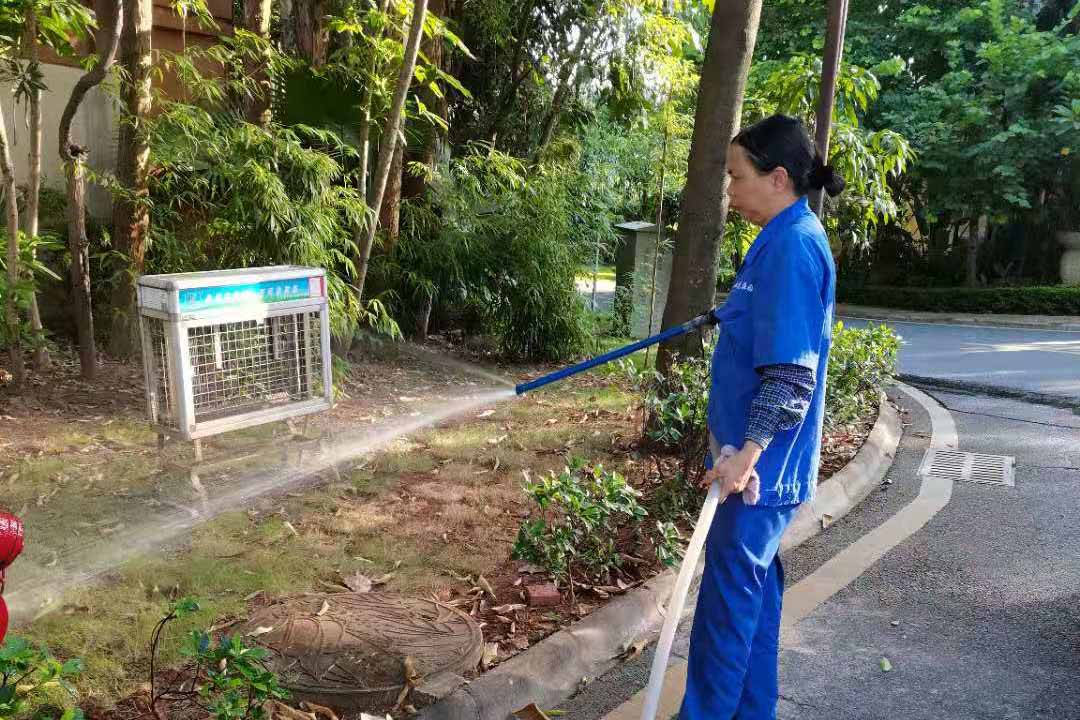 保利小區春季綠化養護澆水